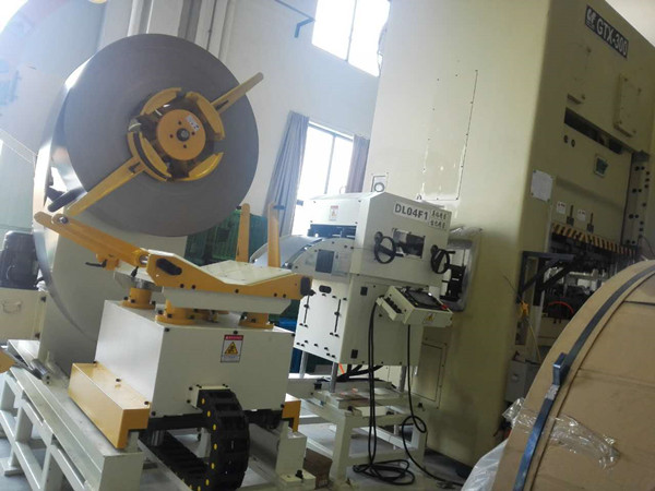 薄板沖床三合一送料機全解析：卷料到?jīng)_壓如何實現(xiàn)‘無人化’生產(chǎn)？